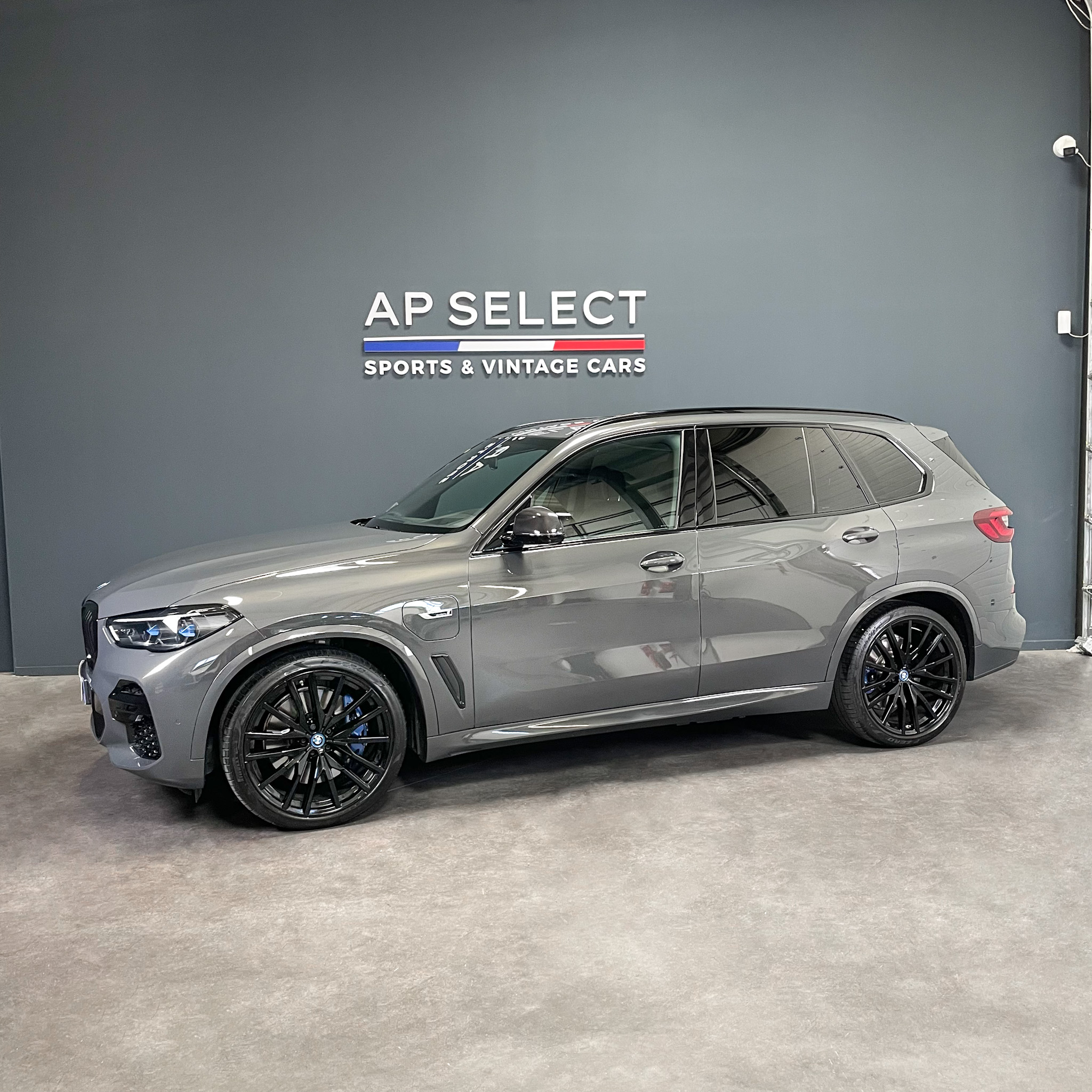 Photographie d'une BMW X5 45e ///MSport vue de trois quarts face dans les locaux d'AP SELECT